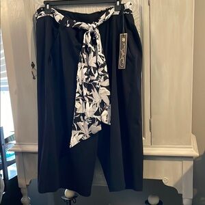 NWT Black Pilazzo Capris